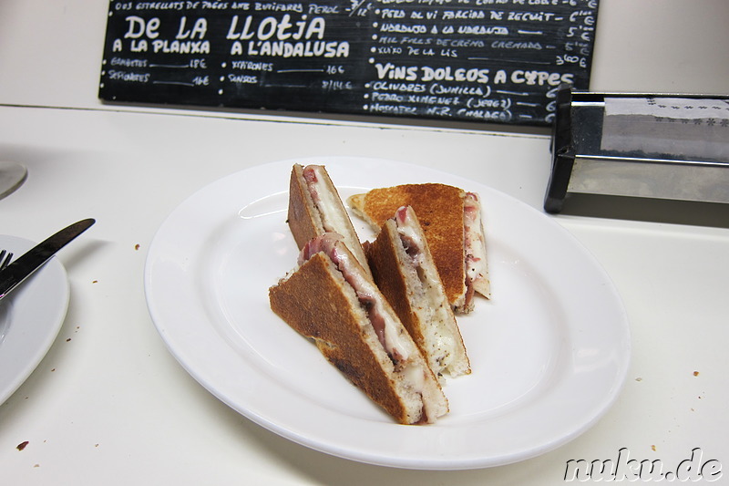 Sandwich Bikini Comerç 24 mit Jamón Ibérico  und schwarzem Trüffel im Tapac 24 in Barcelona, Spanien