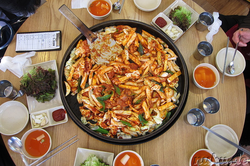 Scharf mariniertes Hühnchenfleisch, gebraten mit Chinakohl und Reisnudeln (Chuncheon Dalkgalbi; 춘천 닭갈비)