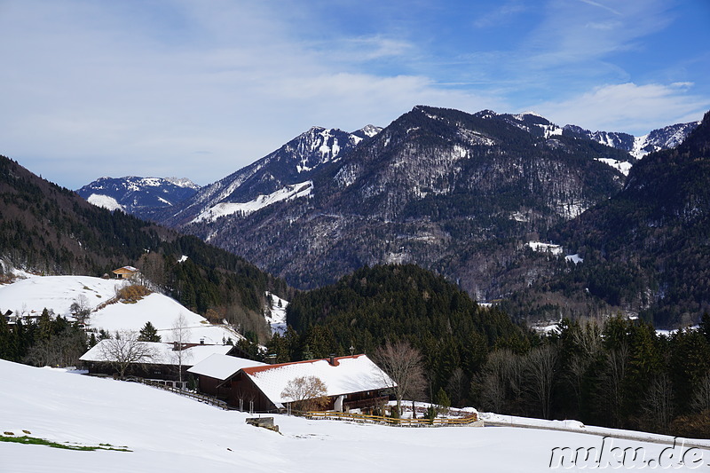 Schneebedeckte Berglandschaft in Aschau, Bayern