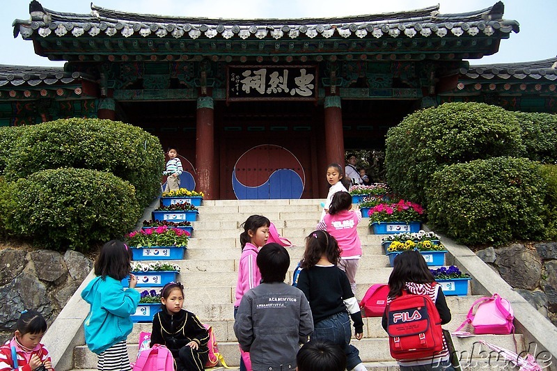 Schulkinder vor dem Chungnyeolsa Shrine