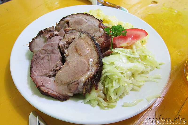 Schweinebraten auf Kraut- und Kartoffelsalat