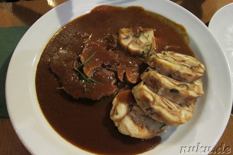 Schweinebraten mit böhmischen Knödeln im Restaurant U Mansfelda in Pilsen, Tschechien