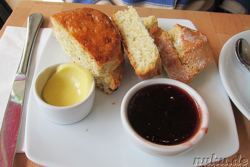 Scones - Englisches Gebäck zum Frühstück in London, England