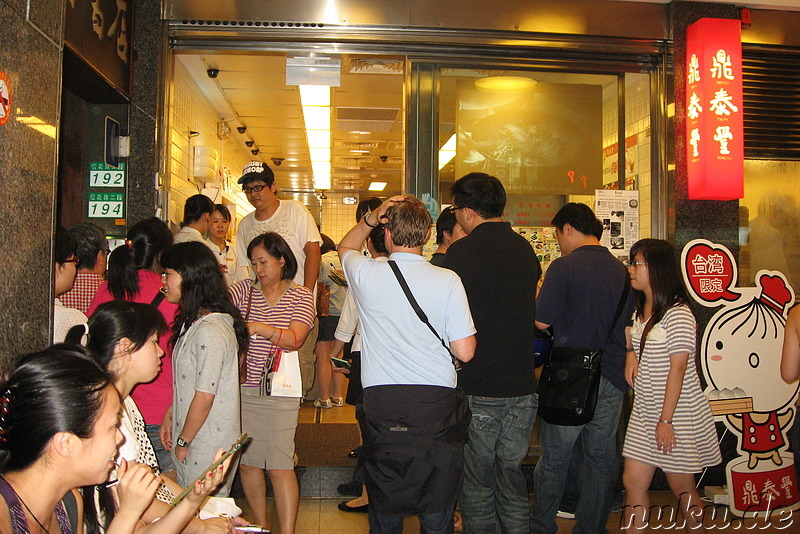 Sehr beliebt: Lange Schlangen vor dem Restaurant Din Tai Fung in Taipei, Taiwan