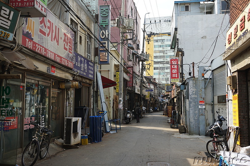 Seitenstraße von der Euljiro (을지로) im Zentrum von Seoul, Korea