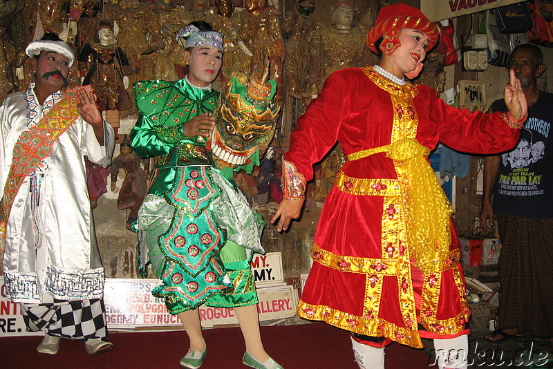 Show der Moustache Brothers in Mandalay, Myanmar