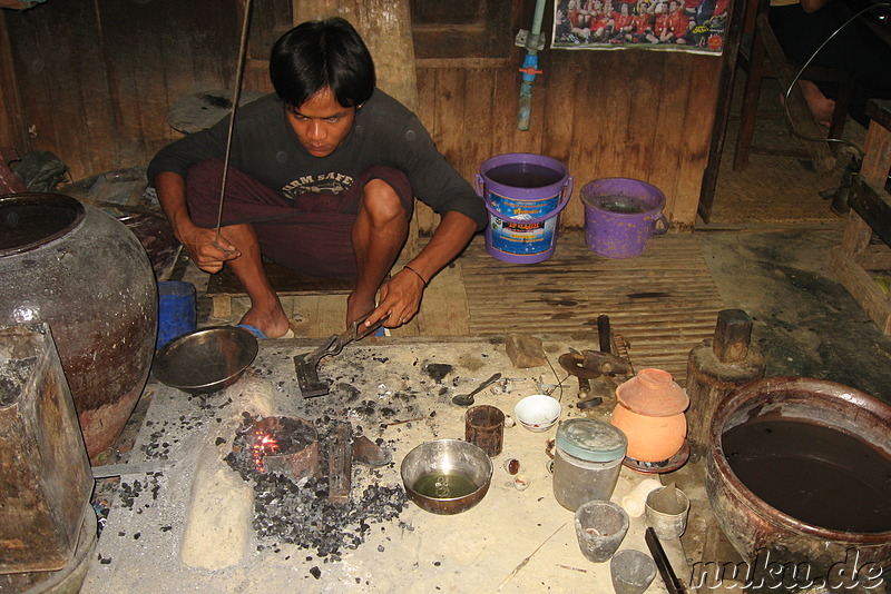 Silberschmied in Ywama, Inle Lake, Myanmar