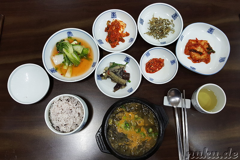 Sirae Doinjang (시래기된장) - Sojabohneneintopf mit getrockneten Rettichblättern und zahlreiche Beilagen in Bupyeong, Incheon, Korea