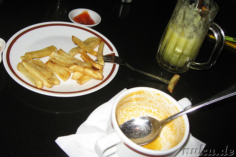 Snack am Abend: Pommes & Suppe im Cafe Aroma in Yangon