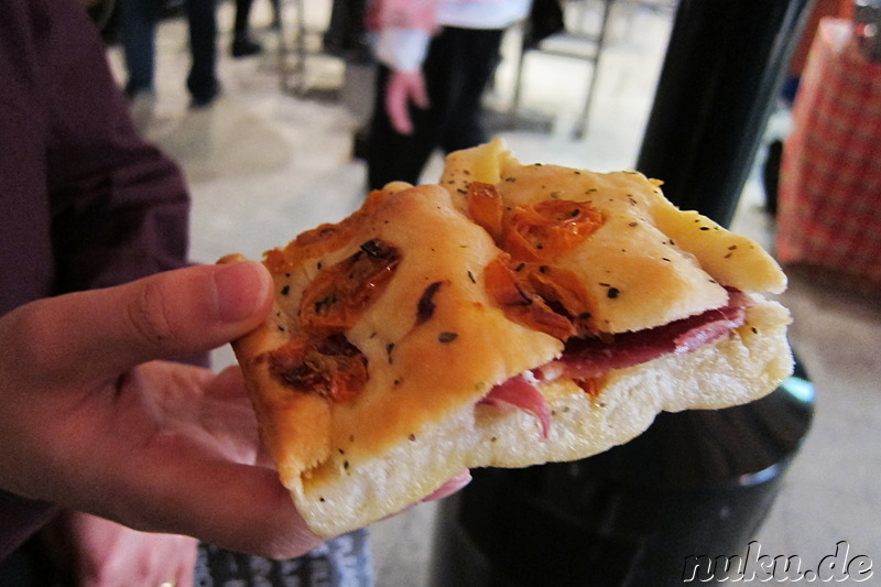 Snack im Mercado de San Miguel in Madrid, Spanien