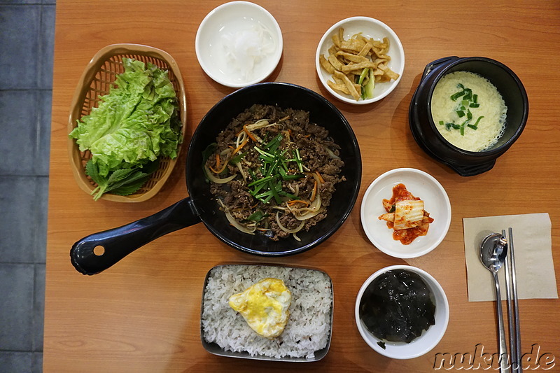 Sobulbaek (소불백) - Gebratenes Rindfleisch, dazu verschiedene Beilagen wie Kyeranjjim (계란찜) - Eierstich