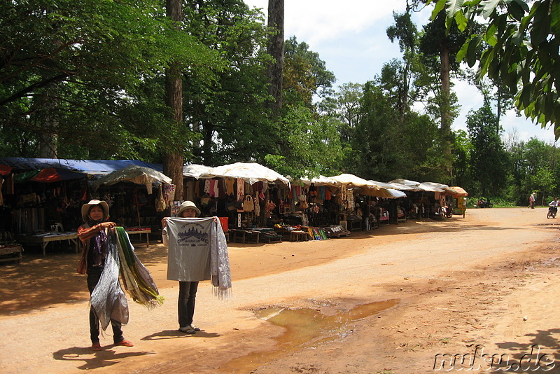 Souvenirverkäuferinnen am Banteay Srei Tempel in Angkor, Kambodscha