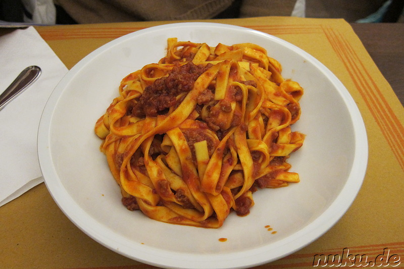 Spaghetti Bolognese im Restaurant Osteria dell Orsa in Bologna, Italien