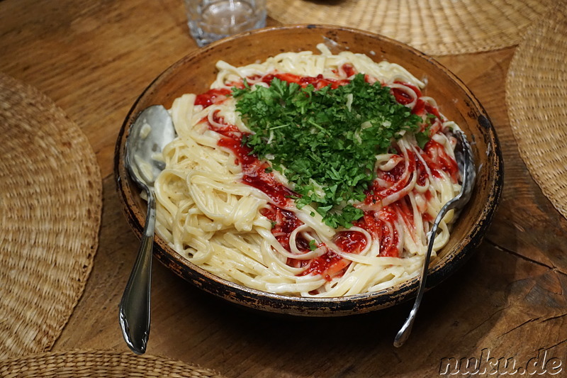 Spaghetti mit Käse- und Himbeersoße