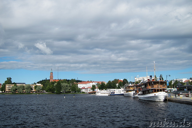 Spaziergang am Wasser in Savonlinna, Finnland