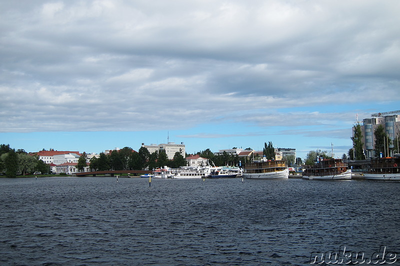 Spaziergang am Wasser in Savonlinna, Finnland