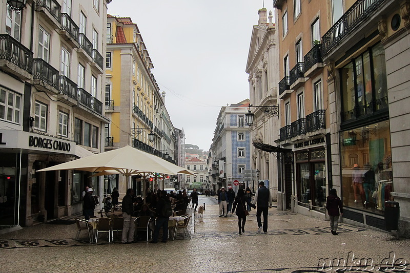 Spaziergang durch den Stadtteil Bairro Alto von Lissabon, Portugal