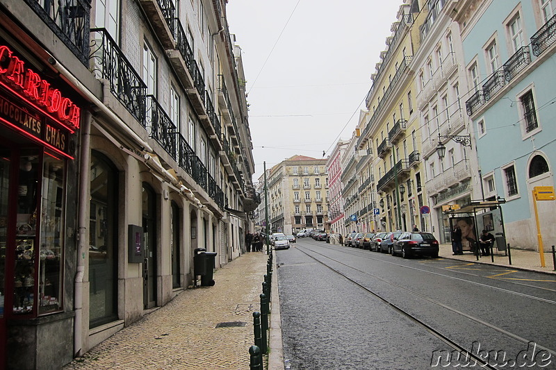 Spaziergang durch den Stadtteil Bairro Alto von Lissabon, Portugal