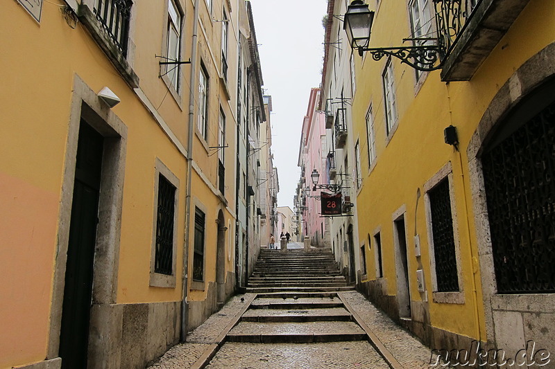 Spaziergang durch den Stadtteil Bairro Alto von Lissabon, Portugal