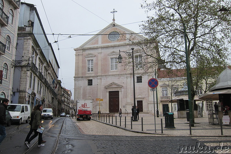 Spaziergang durch den Stadtteil Bairro Alto von Lissabon, Portugal