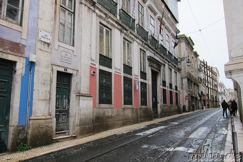 Spaziergang durch den Stadtteil Bairro Alto von Lissabon, Portugal