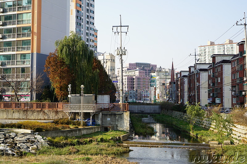 Spaziergang entlang den kleinen Bächen Galsancheon und Cheongcheoncheon in Bupyeong, Incheon, Korea