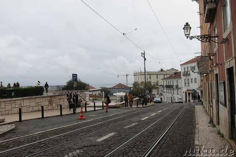 Spaziergang im Stadtteil Alfama, Lissabon, Portugal