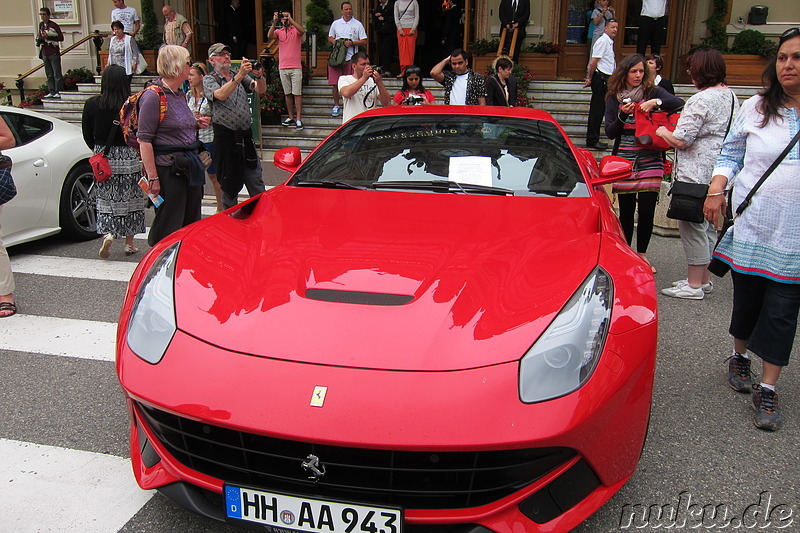 Sportwagen vor dem Casino Monte Carlo in Monaco