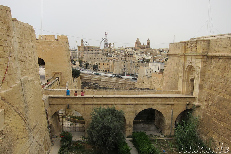 Stadtbefestigung von Vittoriosa mit Blick auf Valletta im Hintergrund