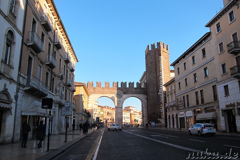 Stadttor und Piazza Bra von Verona, Italien