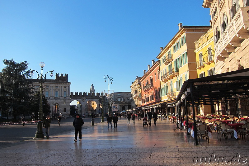 Stadttor und Piazza Bra von Verona, Italien