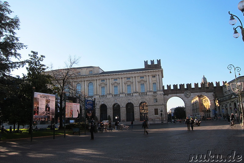 Stadttor und Piazza Bra von Verona, Italien