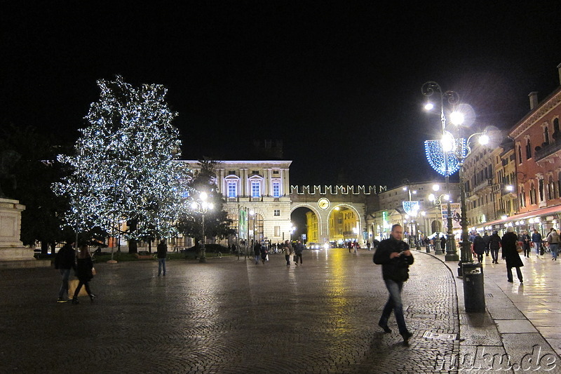 Stadttor und Piazza Bra von Verona, Italien