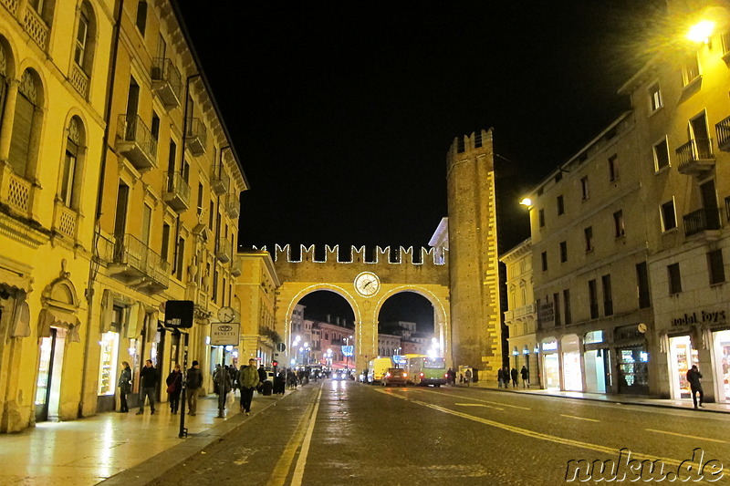 Stadttor und Piazza Bra von Verona, Italien