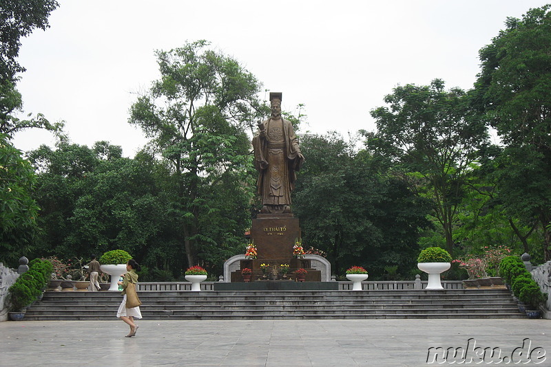 Statue am Hoan Kiem Lake in Hanoi, Vietnam