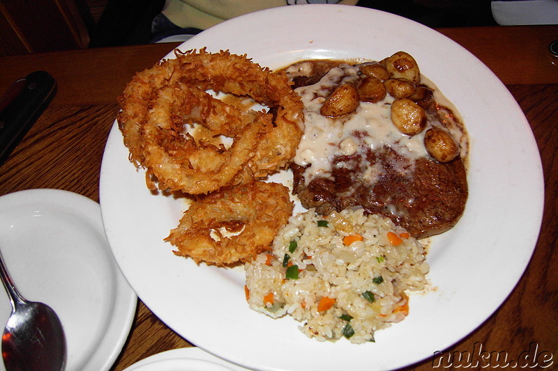 Steak mit Knoblauch-Sosse, Zwiebelringen und Reis - Outback Steakhouse Korea