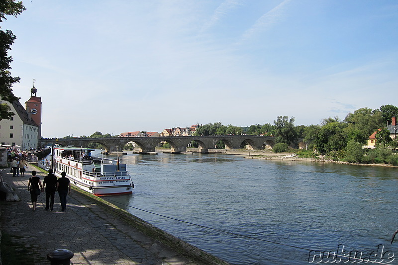 Steinerne Brücke über die Donau in Regensburg, Bayern