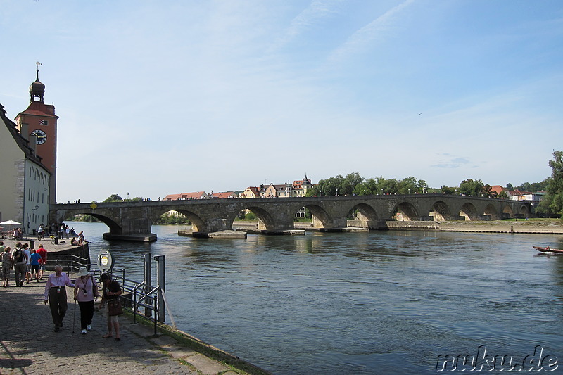 Steinerne Brücke über die Donau in Regensburg, Bayern