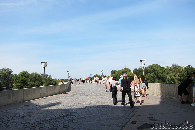 Steinerne Brücke über die Donau in Regensburg, Bayern