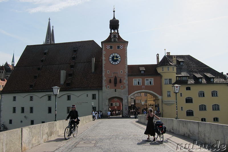 Steinerne Brücke über die Donau in Regensburg, Bayern