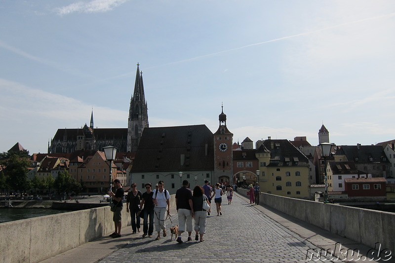 Steinerne Brücke über die Donau in Regensburg, Bayern