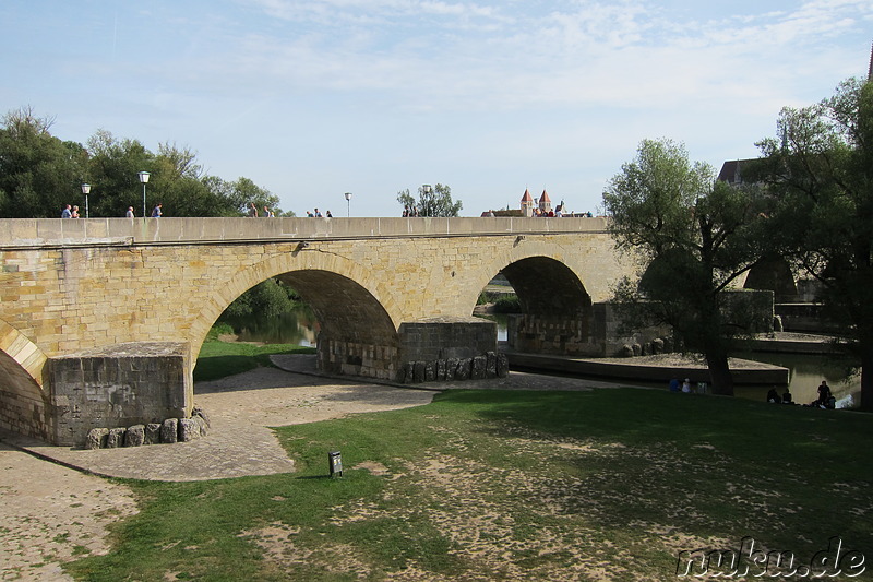 Steinerne Brücke über die Donau in Regensburg, Bayern