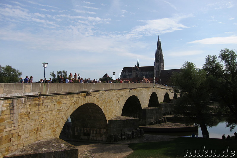 Steinerne Brücke über die Donau in Regensburg, Bayern