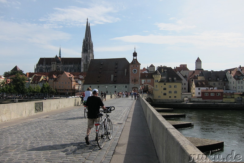 Steinerne Brücke über die Donau in Regensburg, Bayern