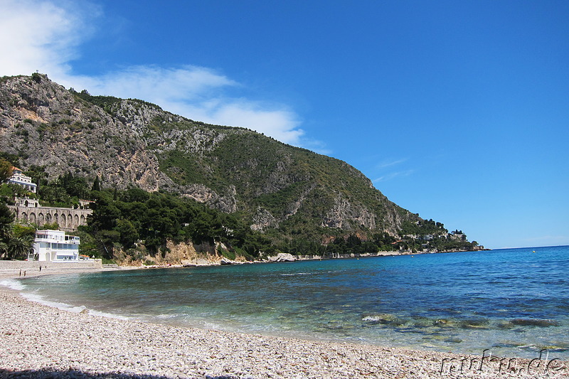 Strand in Eze-sur-Mer an der Cote d'Azur, Frankreich