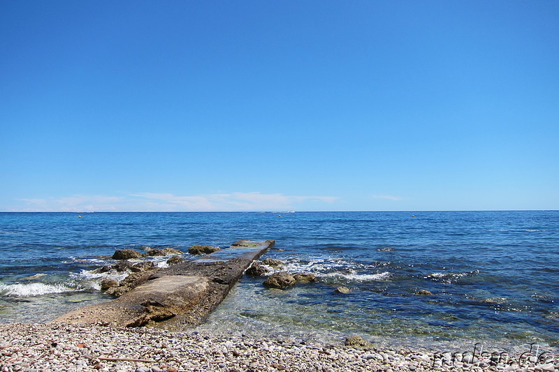 Strand in Eze-sur-Mer an der Cote d'Azur, Frankreich