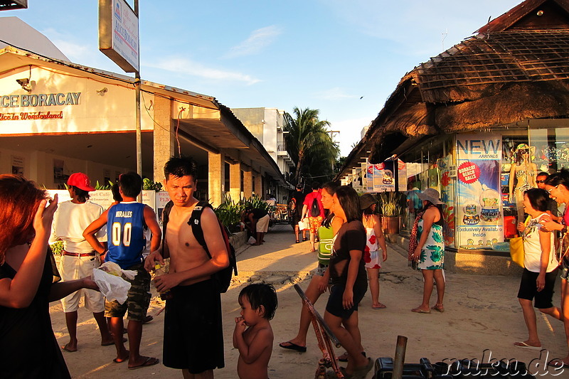 Strandpromenade am White Beach auf Boracay, Philippinen