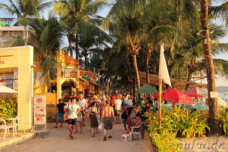 Strandpromenade am White Beach auf Boracay, Philippinen