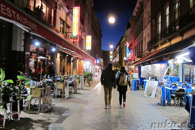 Straße mit Touristenrestaurants in Brüssel, Belgien