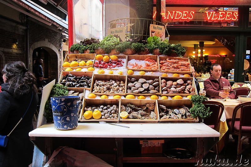 Straße mit Touristenrestaurants in Brüssel, Belgien